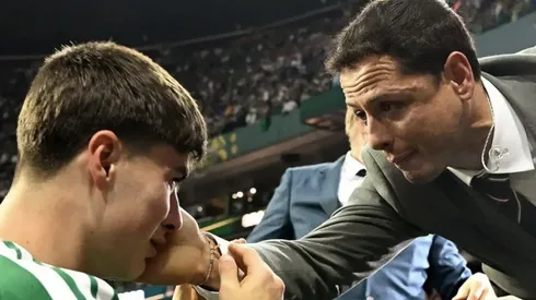 Chicharito consoló a Armando González.