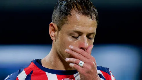 Chicharito tuvo tenso momento con periodista argentino.