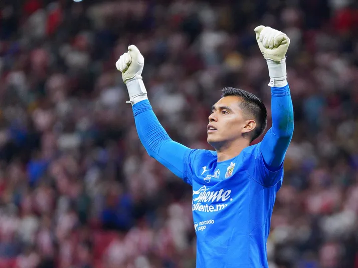 ¿Va a ser titular? Chivas da pista sobre Raúl Rangel para la Jornada 1
