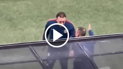 Milito regaño a uno de sus ayudantes.