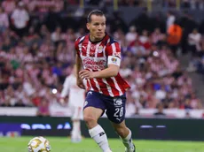 Milito tiene un motivo para mantener al Oso en el once de Chivas