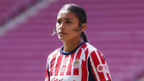Mia Urbano alza la mano para destacar en Chivas Femenil.