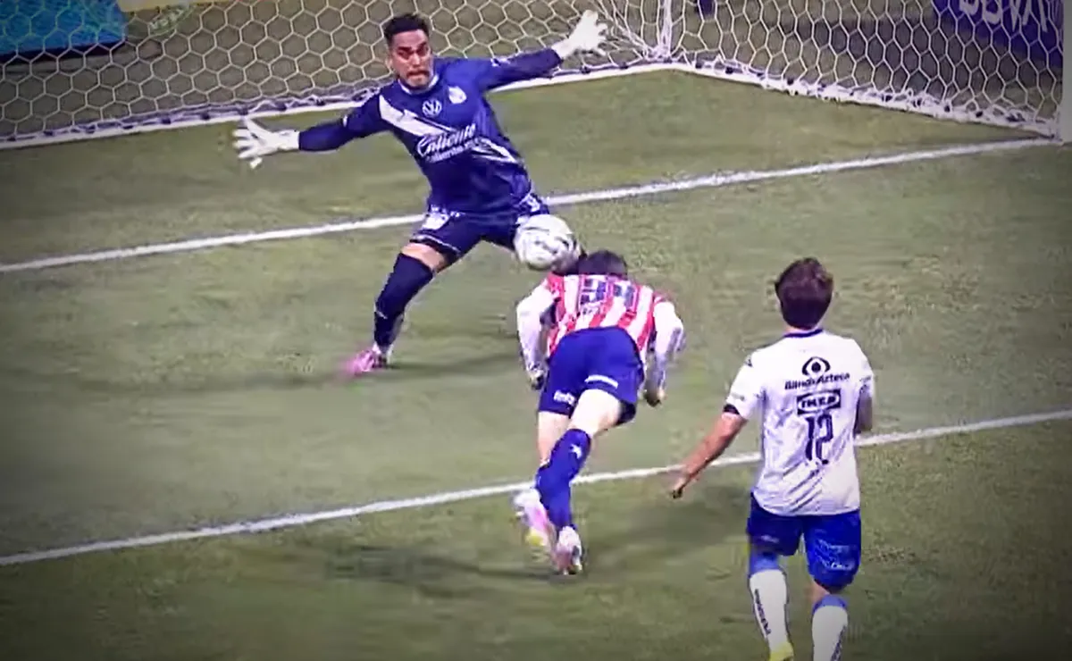 ¡En 5 segundos! Ricardo Gutiérrez, portero del Puebla, y sus atajadones a tiros del Piojo Alvarado y la Hormiga