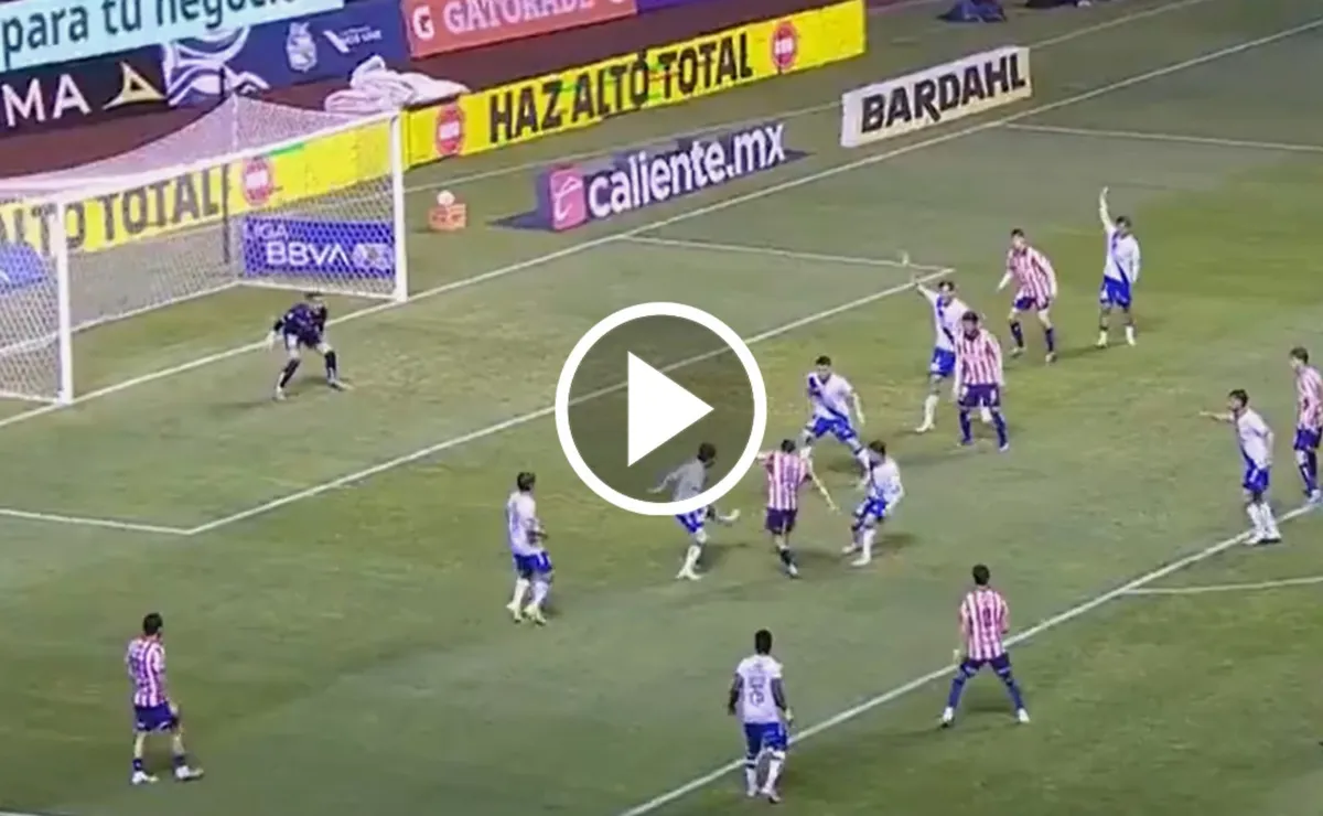 ¡Increíble! El zapatazo de Roberto Alvarado que se estrelló en el poste en el Chivas vs. Puebla