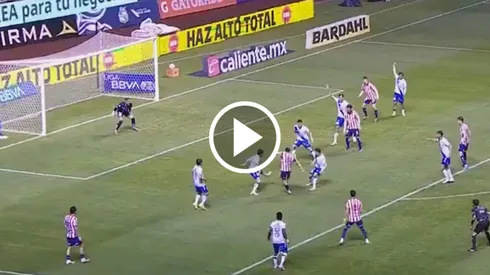 Piojo Alvarado y el poste que le impidió un golazo