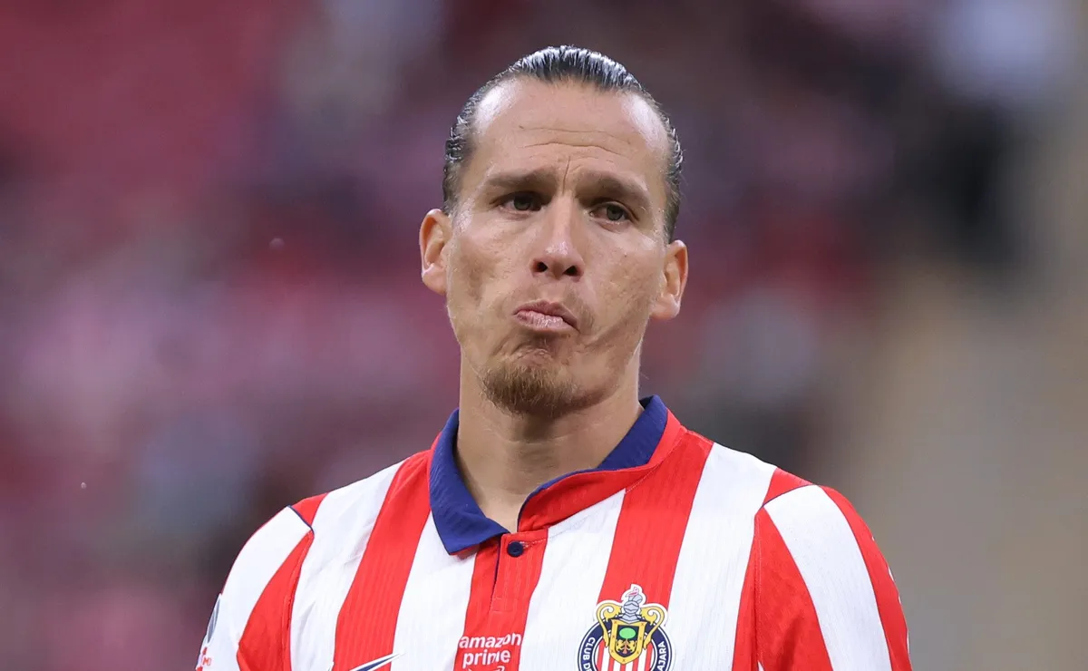 El error de Fernando González en el gol del Puebla que volvió a causar el enojo de la aficiónde Chivas
