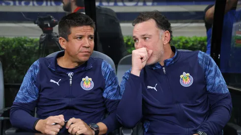 Gabriel Milito tiene a dos "utileros de lujo" en su cuerpo técnico.