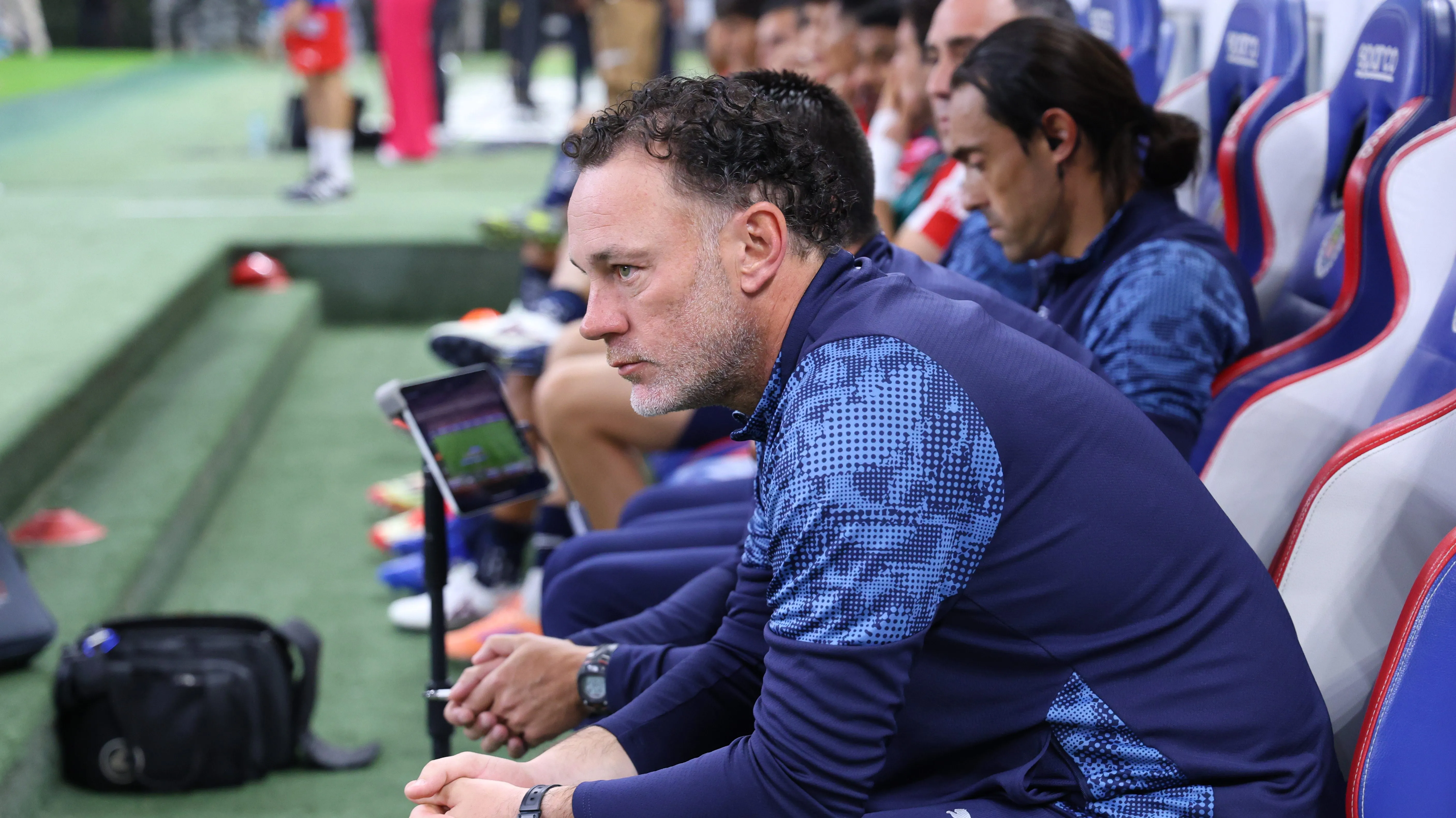 Gabriel Milito en la banca de Chivas.