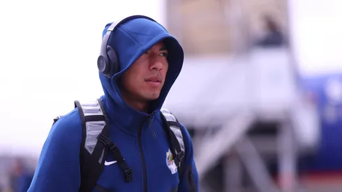 Los jugadores de Chivas lucen molestos en su llegada a Seattle.