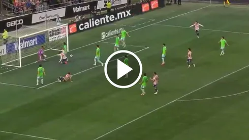 Hugo Camberos casi anota golazo de tijera.