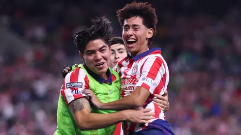 Santiago Sandoval feliz por la afición de Chivas.