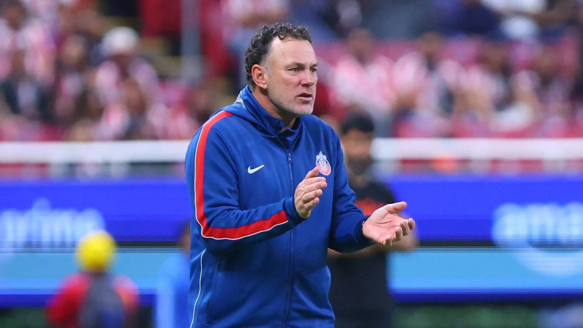 Gabriel Milito en la banca de Chivas.