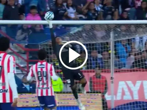 El atajadón espectacular del Tala Rangel que valió como un gol para Chivas