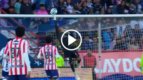 El atajadón espectacular del Tala Rangel que valió como un gol para Chivas
