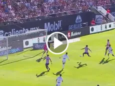 El gol, con dosis de suerte, de Santi Sandoval contra el San Luis