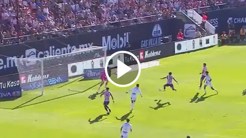 El gol, con dosis de suerte, de Santi Sandoval contra el San Luis