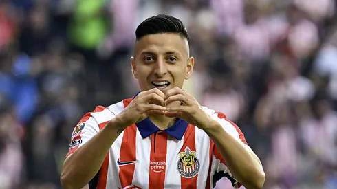 Roberto Alvarado se queda en Chivas.