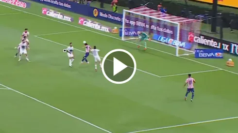 El golazo de vestidor de Santi Sandoval contra Pumas