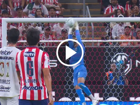 El atajadón del Tala tras disparo de media cancha de Uriel Antuna