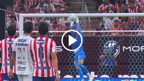 El atajadón del Tala tras disparo de media cancha de Uriel Antuna