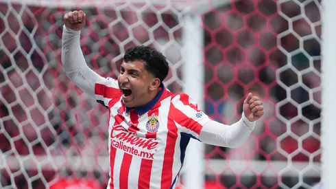 Bryan González anotó golazo ante Chivas.