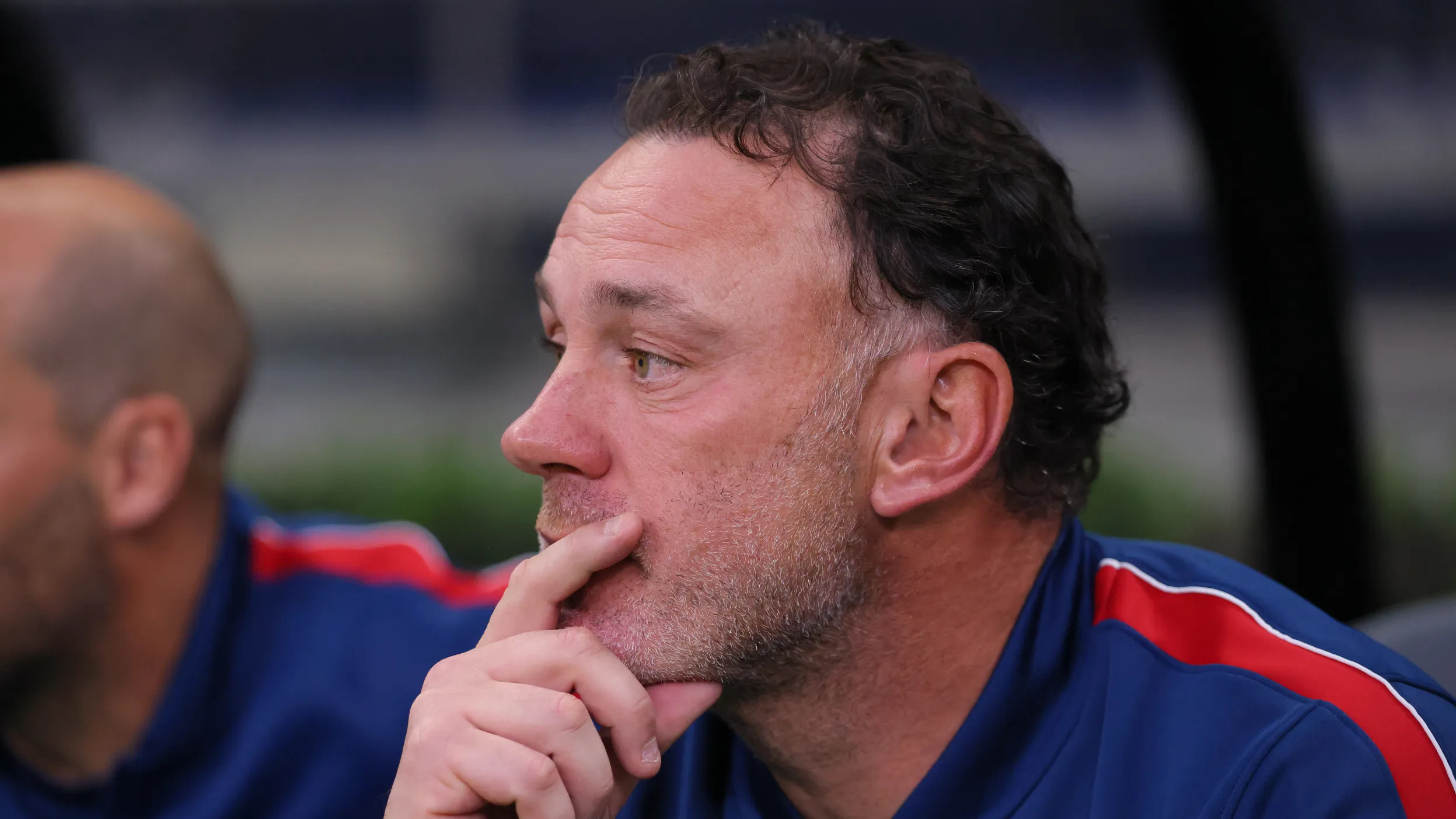 Gabriel Milito con gesto pensativo.