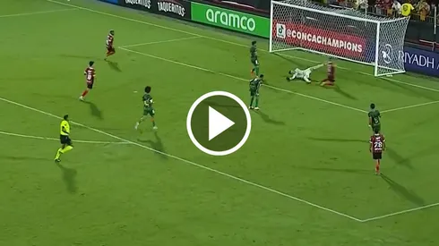 Ronaldo Cisneros anotó golazo para Alajuelense.