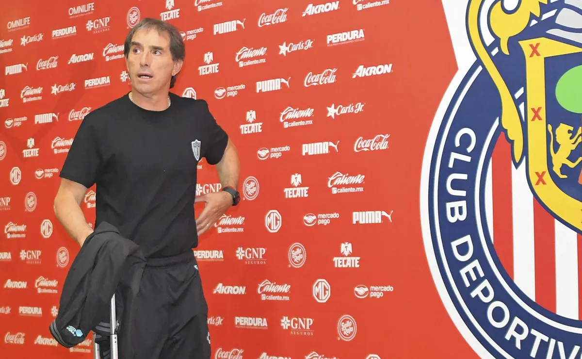 Guillermo Almada tiene enorme presión con el América y Chivas podría ser el inicio del fin para él
