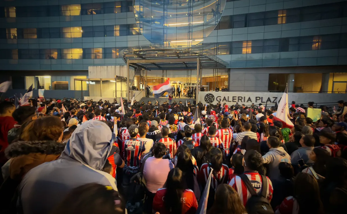 ¡Capital rojiblanca! Chivas reunió a 5 mil aficionados para una fiesta antes del Clásico contra América