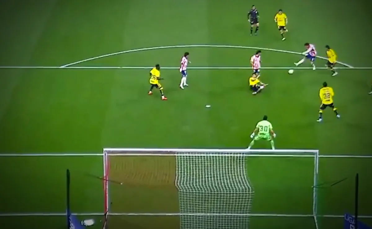 ¡Se escapó el primero! La increíble jugada que el Cotorro González se perdió en el Chivas vs. América
