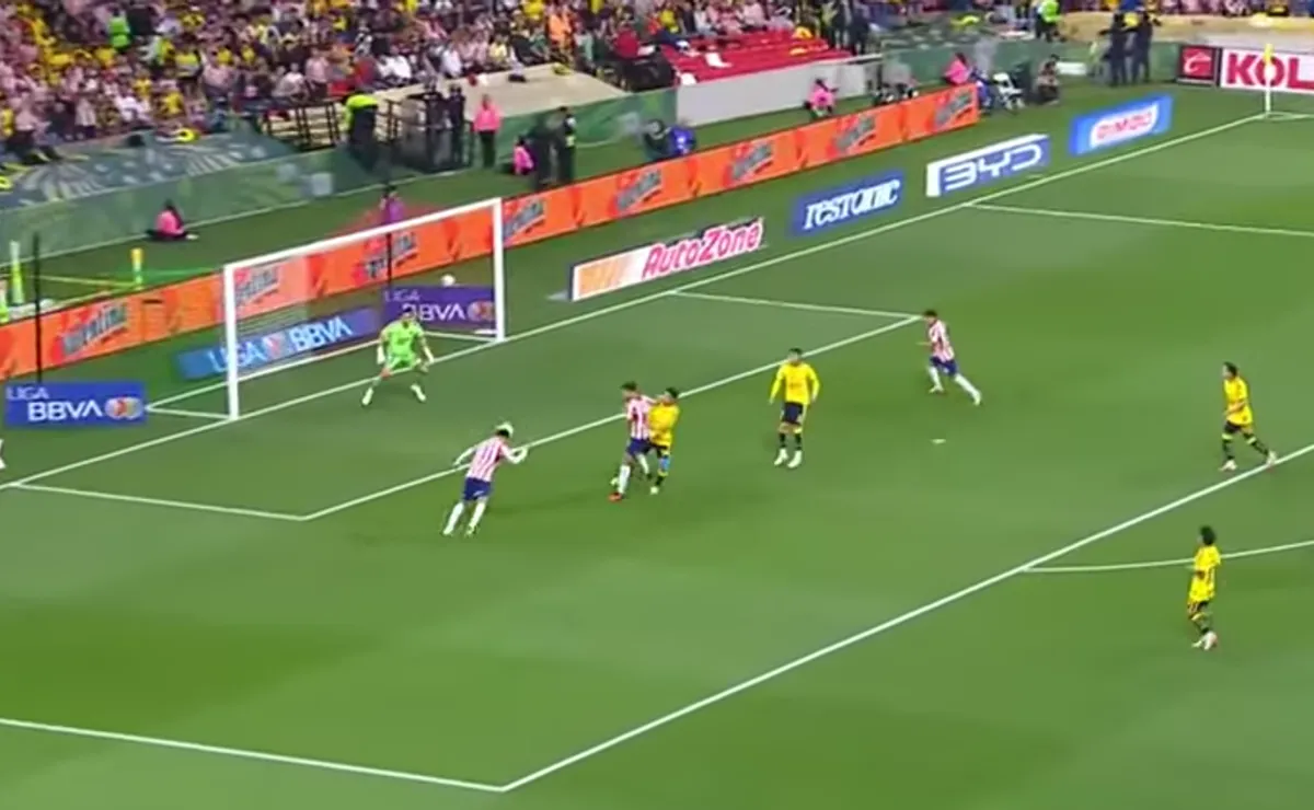 ¡Golazo de Chivas! Cotorro González remató de “palomita” para vacunar al América en el Clásico Nacional