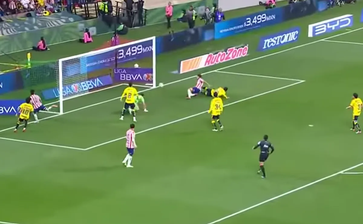 ¡Les vacunó su canterano! Ricardo Marín incrementó la ventaja de Chivas sobre el América y lo celebró como el Bofo Bautista