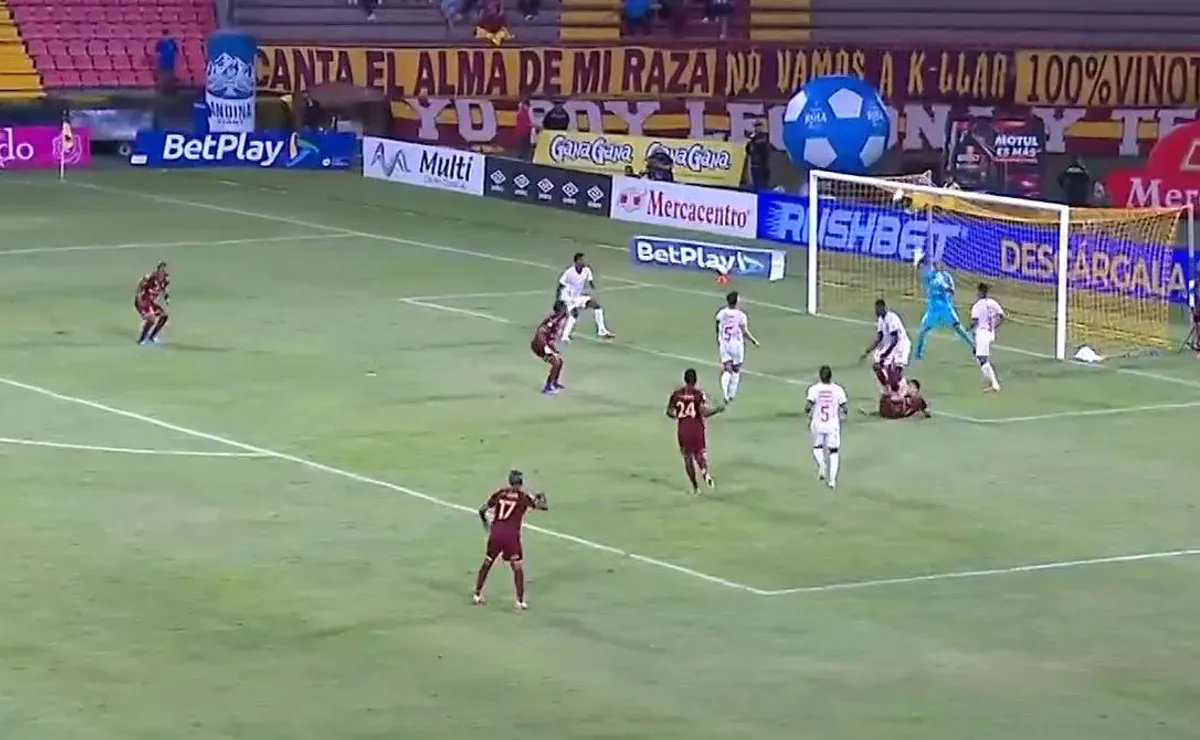 ¡Era para cerrar el estadio! Así fue el golazo de chilena de Sergio Aguayo que le anularon en Colombia