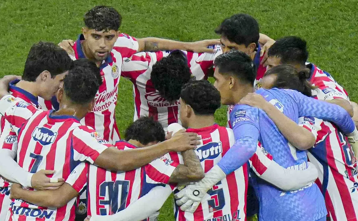 César Huerta reveló cómo quedó el vestidor de Chivas post empate ante América en el Clásico Nacional