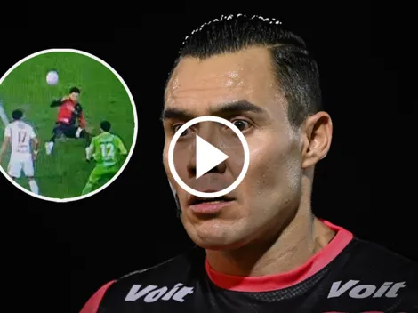 La mano que el arbitraje no quiso sancionar como penalti en favor de Chivas