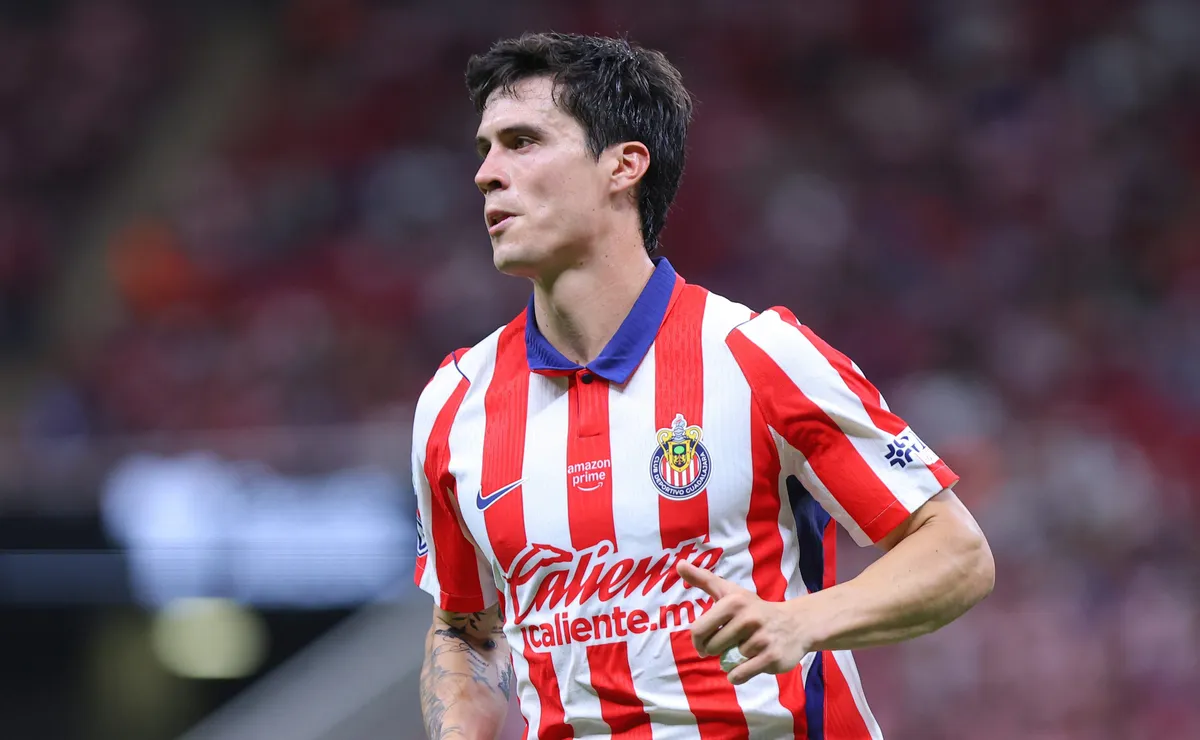 La preocupante imagen de Diego Campillo con los médicos de Chivas tras salir lesionado del Clásico Tapatío