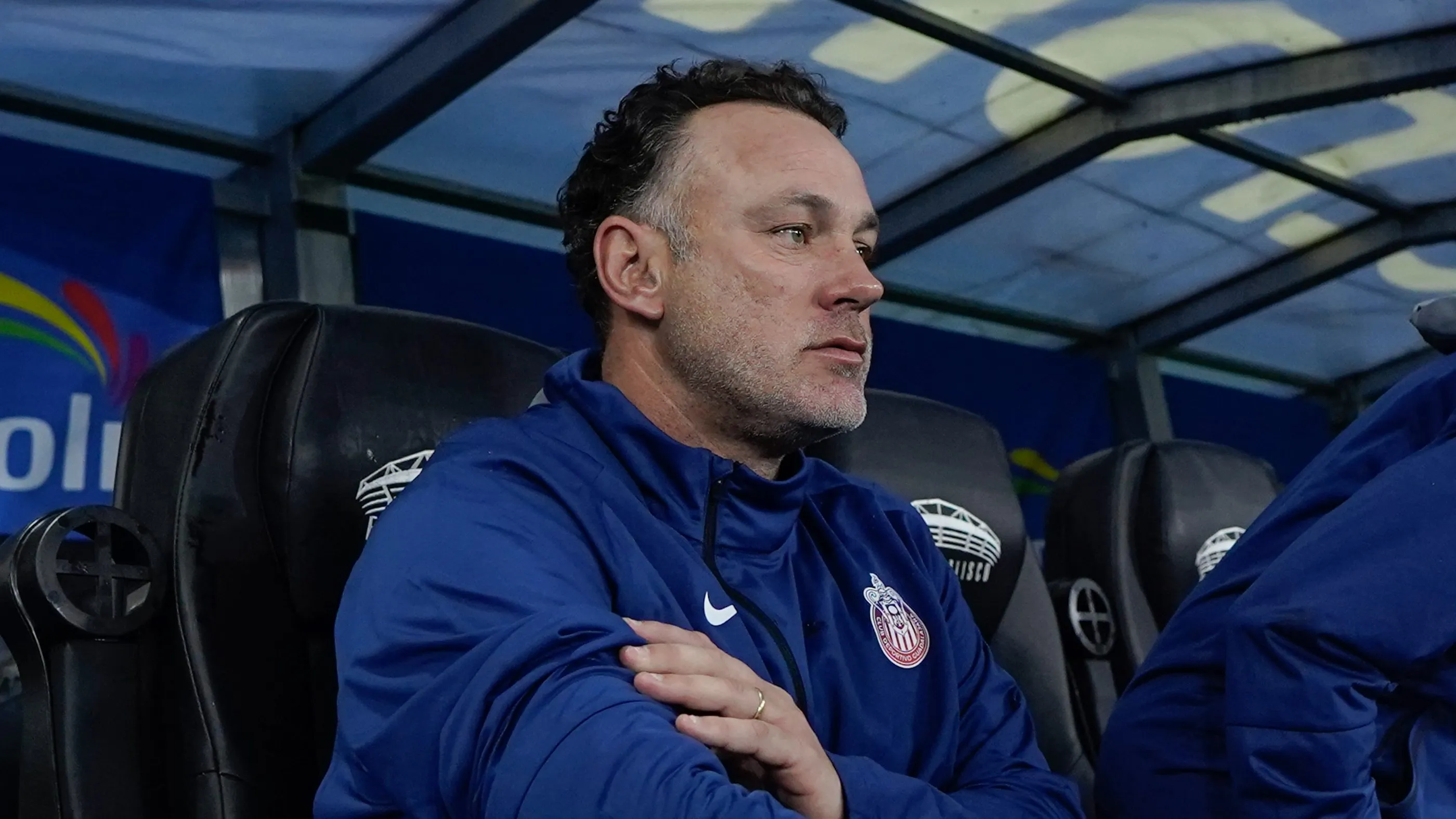 Gabriel Milito en la banca de Chivas.