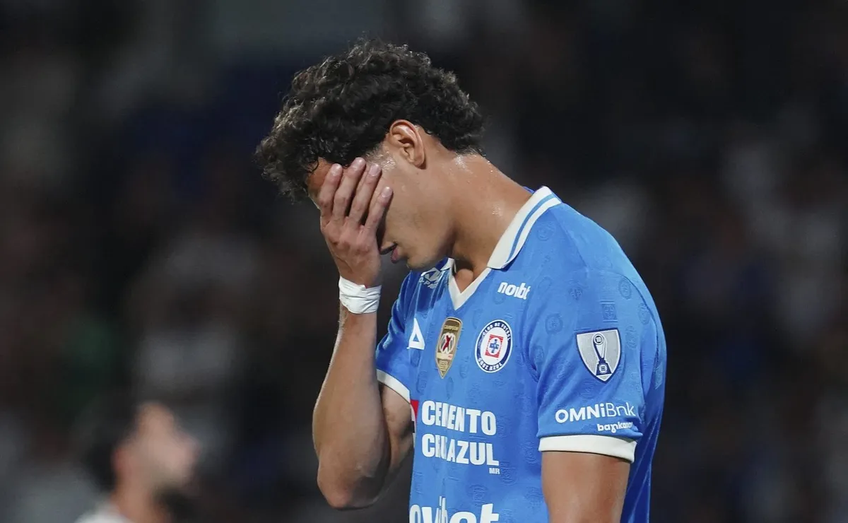 El oso de Jesús Orozco Chiquete en el Pumas vs Cruz Azul que terminó en gol en contra para su equipo