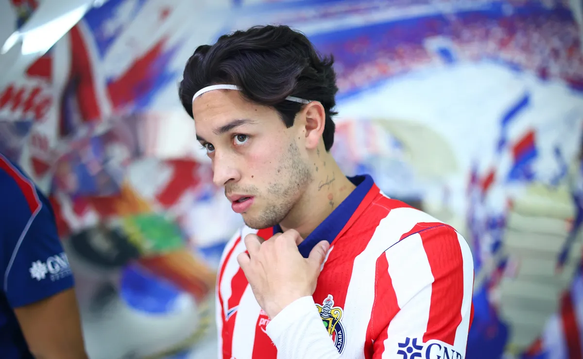No se vio en TV, pero así fue la reacción de Jordan Carrillo al gol de Chivas tras haberse quedado en la banca
