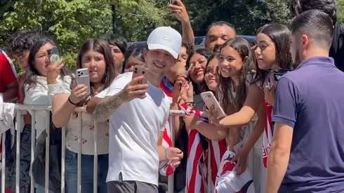 Jordan Carrillo convivió con la afición en Verde Valle.