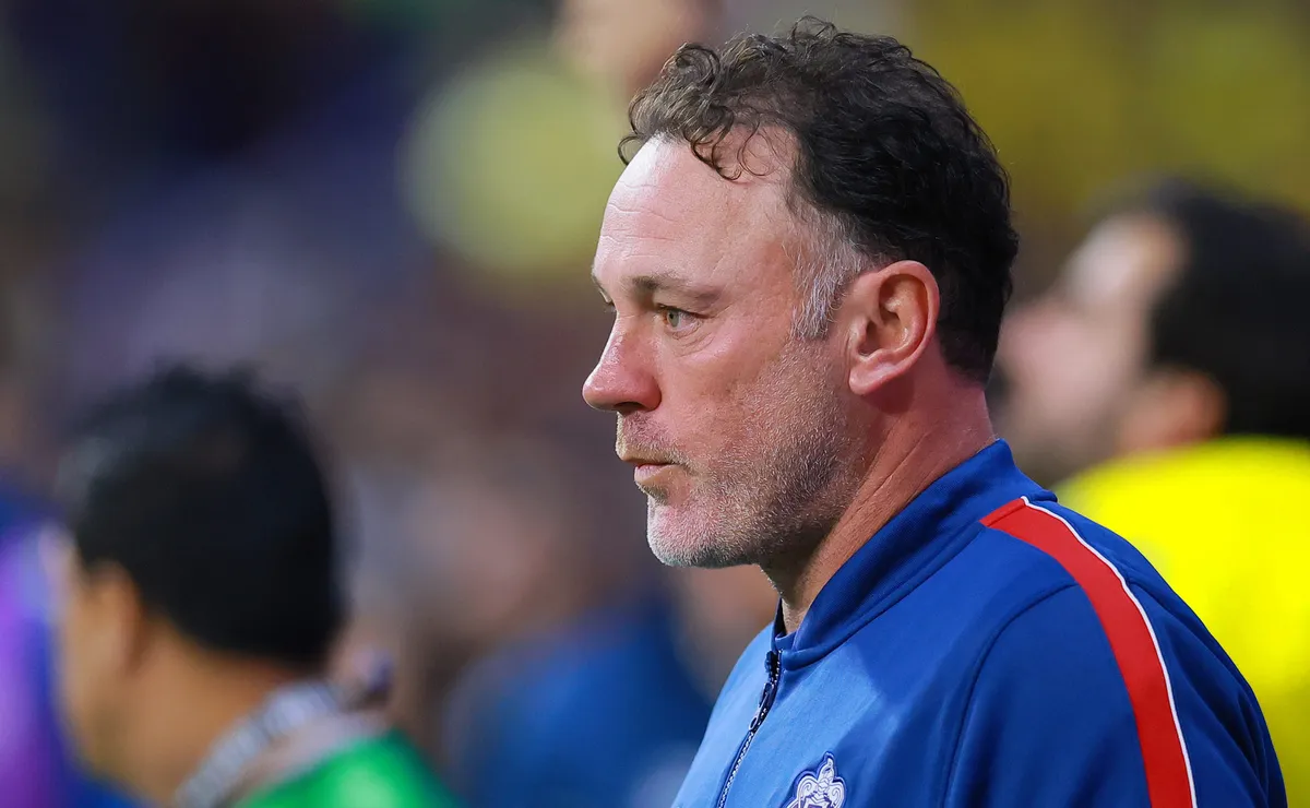 ¿Sí es culpa de Gabriel Milito? El dato sobre la pretemporada que explicaría las lesiones en Chivas