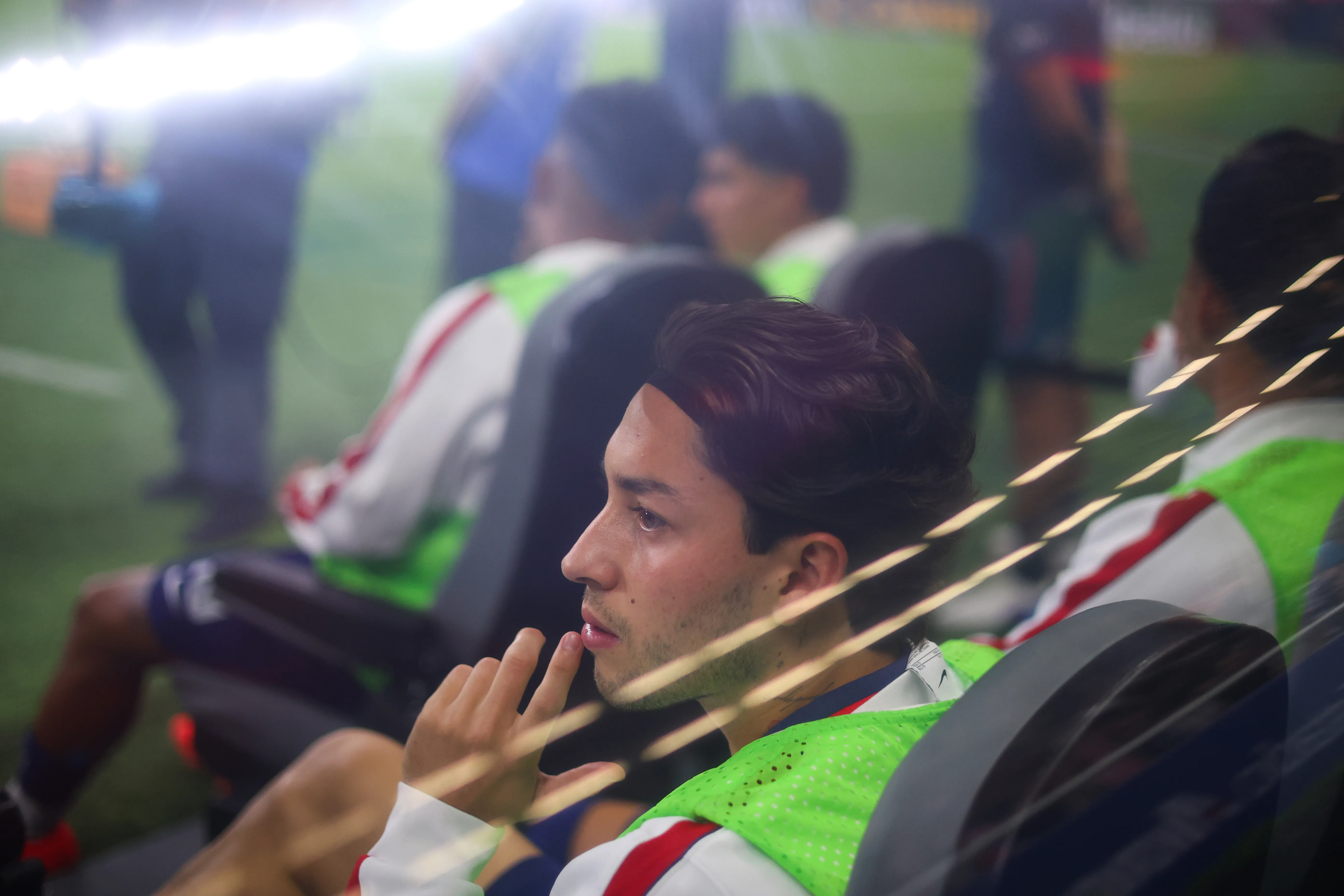 Jordan Carrillo en la banca de Chivas.