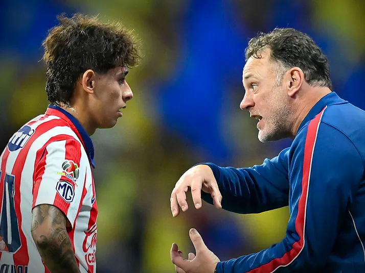 La actitud de Gabriel Milito con Santi Sandoval dentro de Chivas