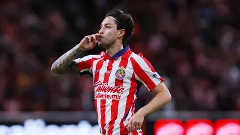 Jordan Carrillo liberó presión al anotar su primer gol con Chivas.