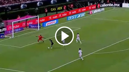 La pésima definición del Piojo Alvarado contra Necaxa