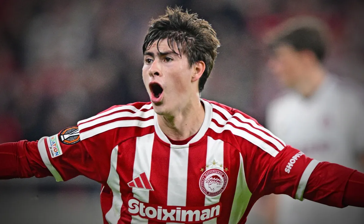 ¡Lo aman! El tierno gesto del plantel del Olympiacos con la Hormiga González y los aficionados