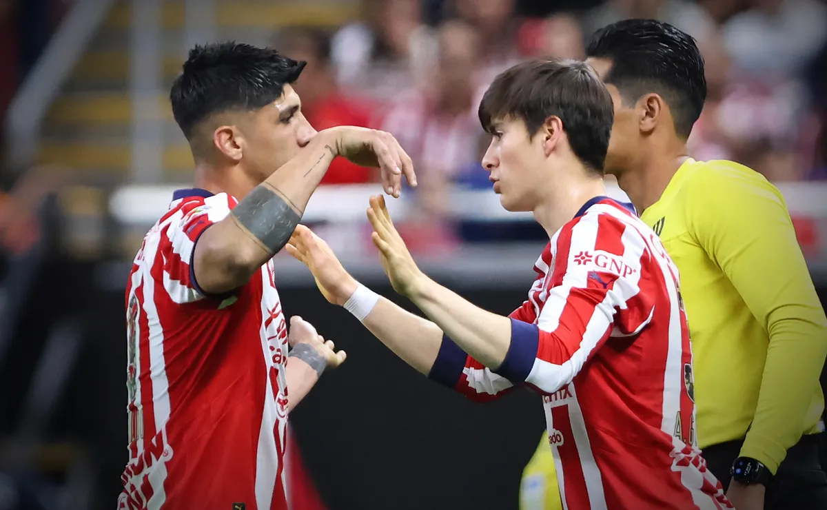 Alan Pulido reveló plática con Armando González tras salir de Chivas rumbo al Olympiacos