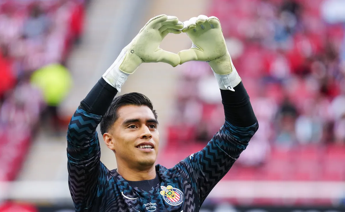 Raúl Rangel recibe reconocimiento de la Liga MX por su partidazo en el Chivas vs Necaxa