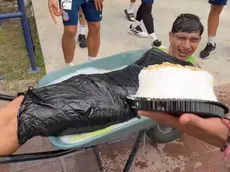 La pesada broma a Kevin Castañeda en el pastelazo por su cumpleaños
