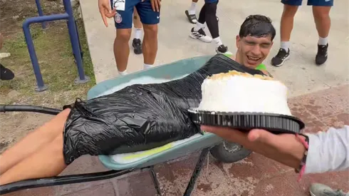 Kevin Castañeda fue víctima del pastelazo.